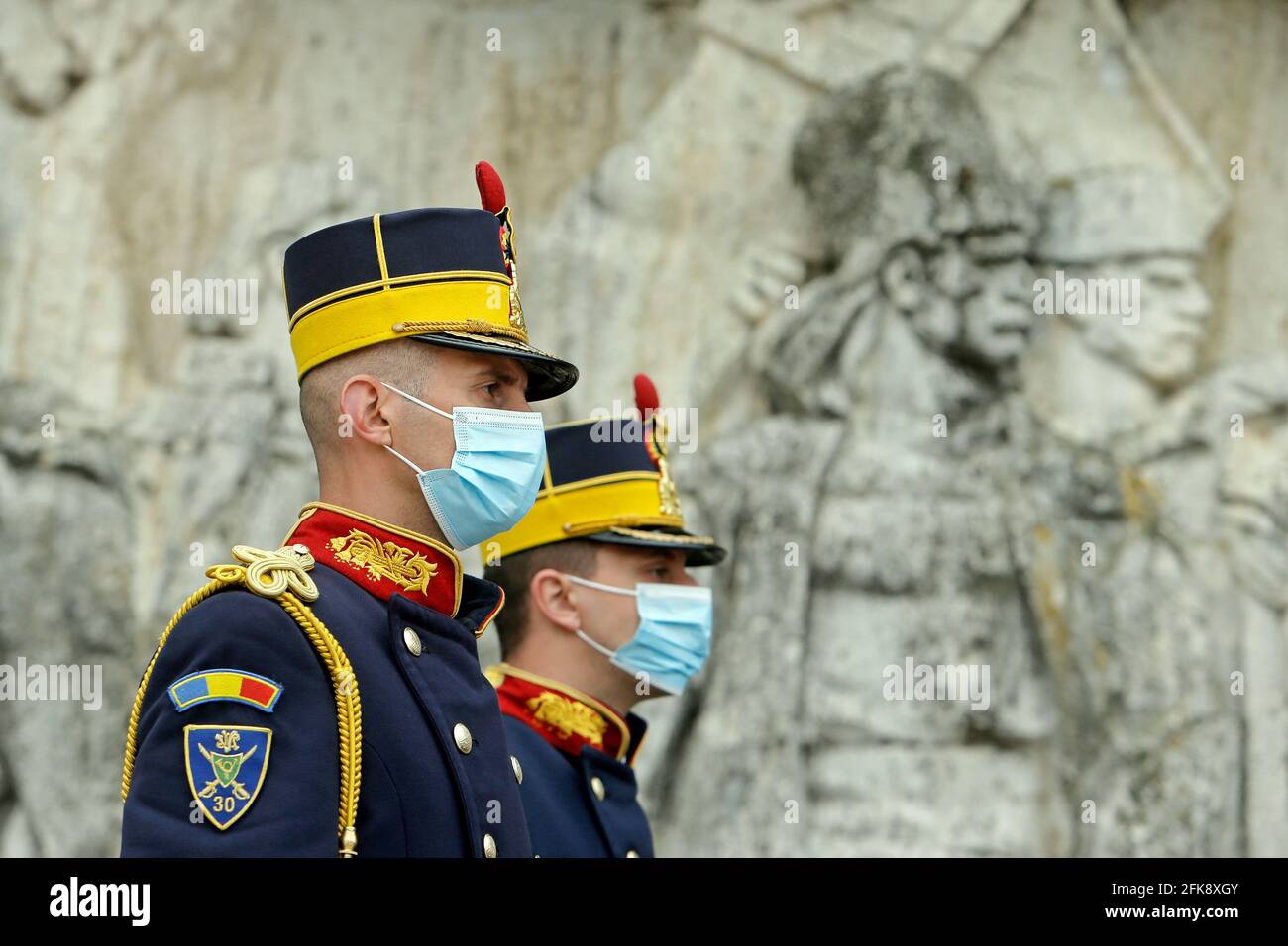 (210429) -- BUCAREST, le 29 avril 2021 (Xinhua) -- des soldats sont à l'attention d'un événement marquant la Journée des anciens combattants à Bucarest, Roumanie, le 29 avril 2021. (Photo de Cristian Cristel/Xinhua) Banque D'Images