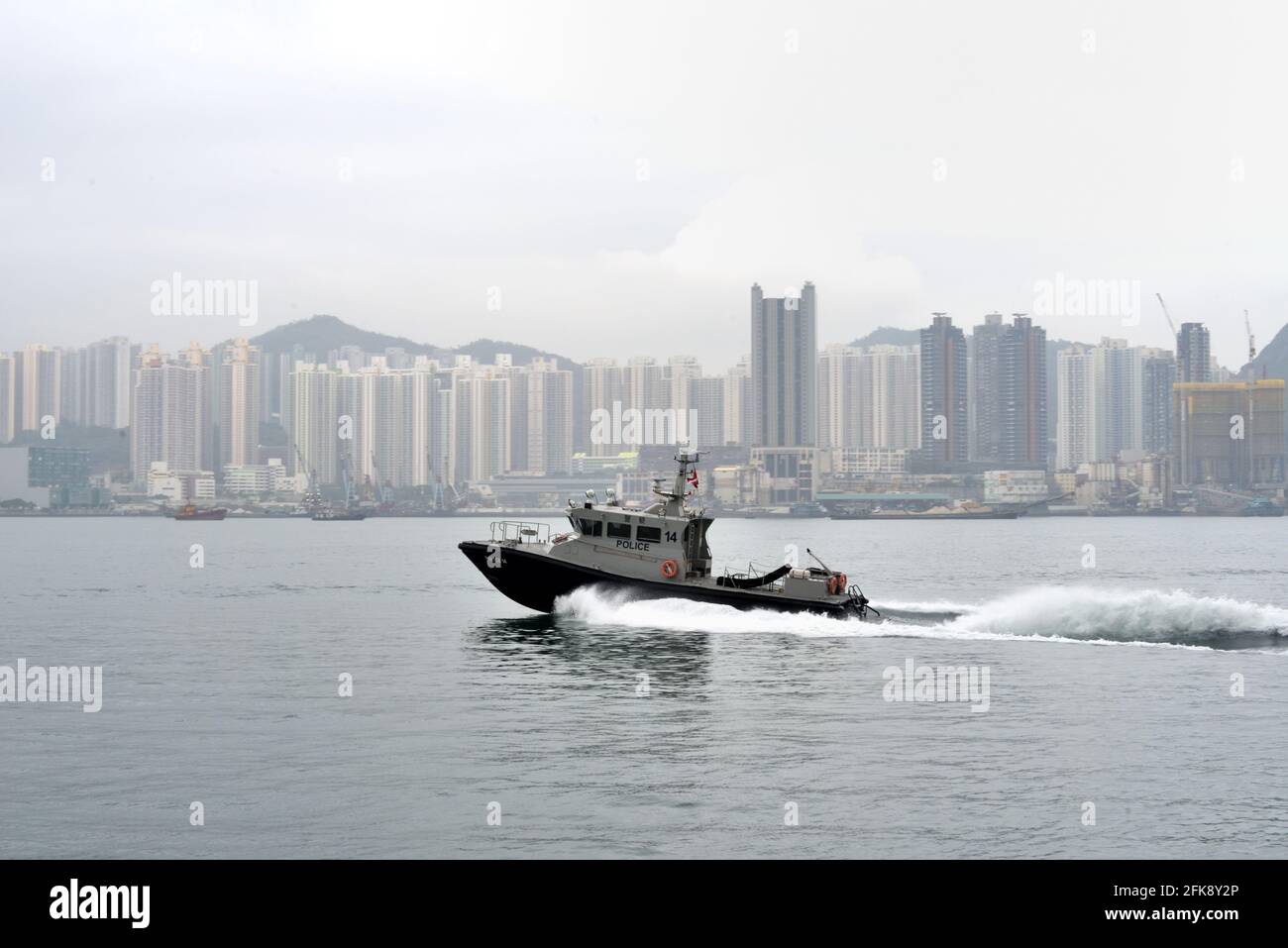 La police maritime de Hong Kong effectue une patrouille à grande vitesse en mer lors d'une journée de dépassement. Banque D'Images