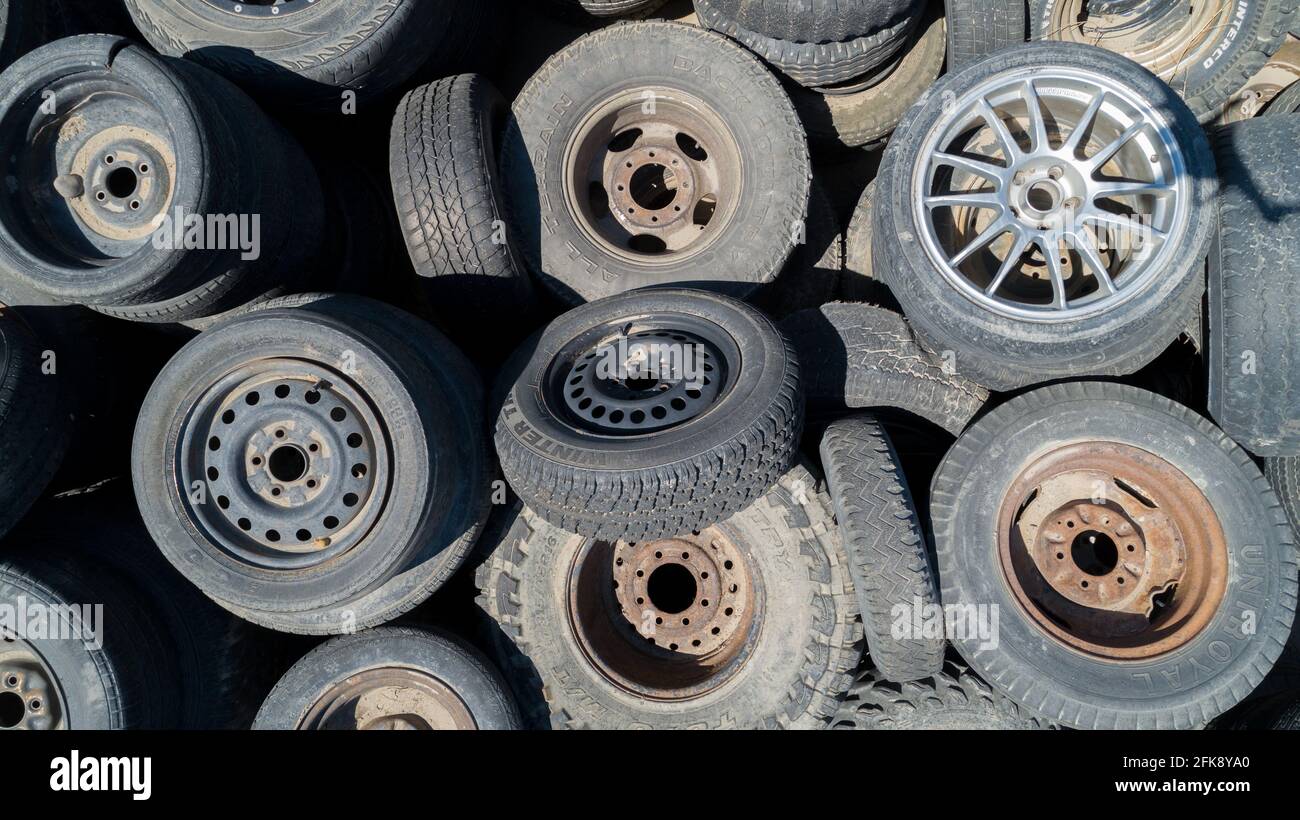 Beaucoup de roues et de jantes déversées dans une décharge sanitaire Banque D'Images