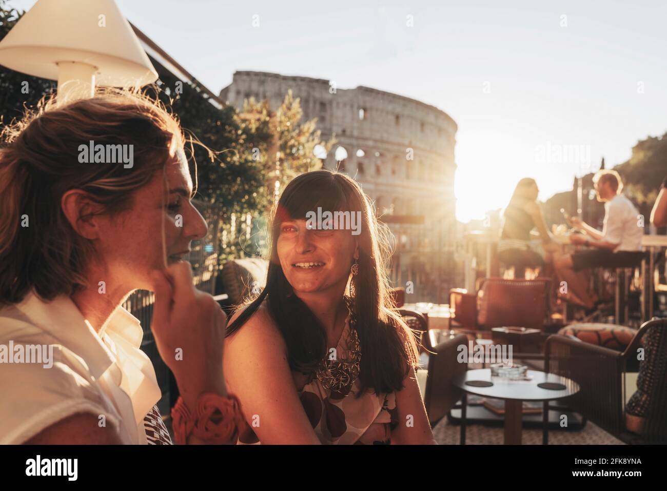 Deux femmes souriantes au coucher du soleil à Rome, en Italie. Happy Hour Banque D'Images