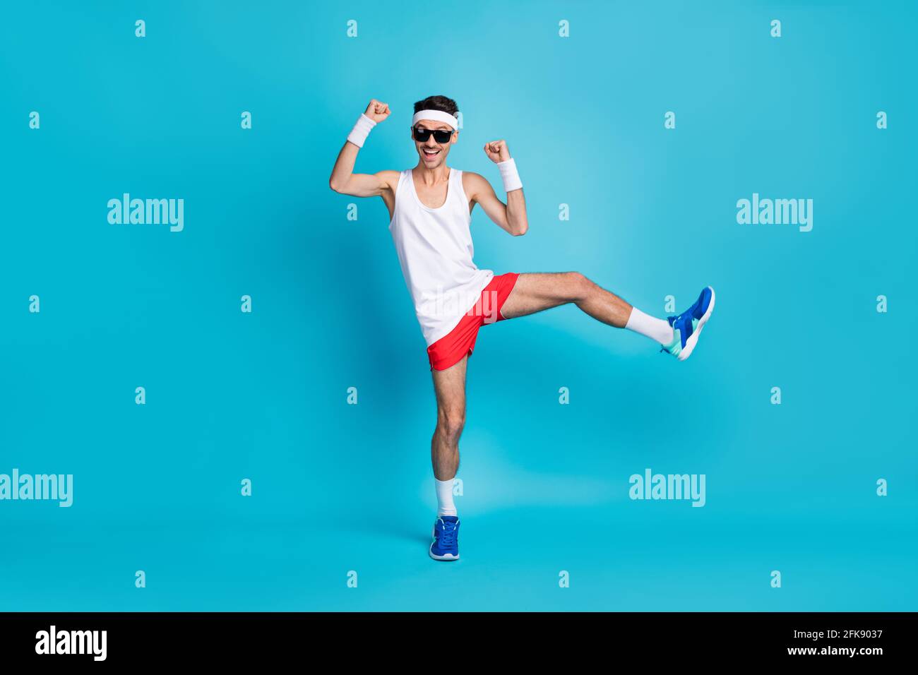 Photo Pleine Grandeur D Une Personne Joyeuse Et Satisfaite Qui Se Leve Cote De La Jambe Sourire Eclatant Isole Sur Fond Bleu Photo Stock Alamy