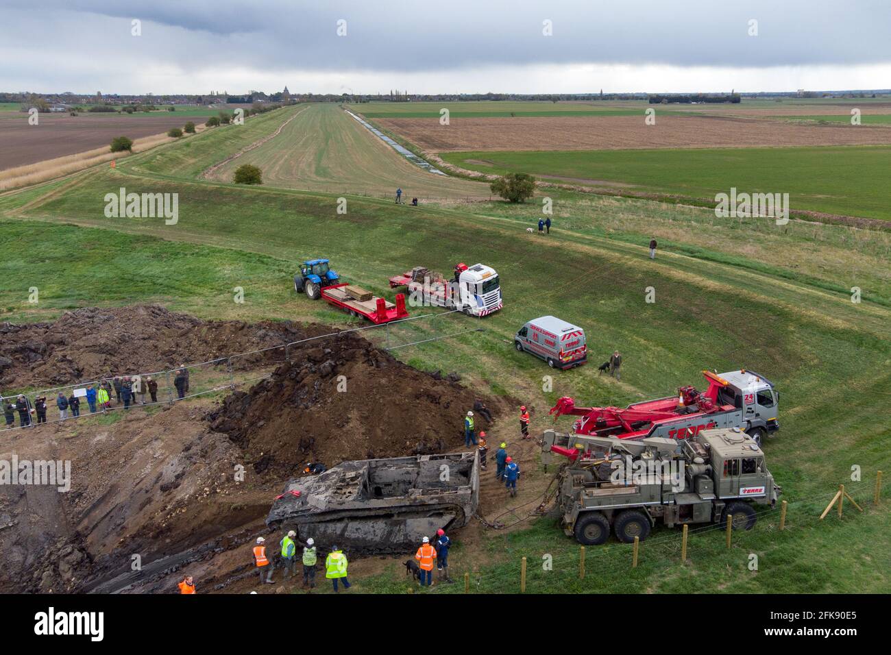 Un bassin de Buffalo de 26 pieds de long est extrait de la terre à Crowland, Lincolnshire, où il a été enterré pendant 74 ans depuis qu'il a été introduit dans le village pour aider lors de fortes inondations en mars 1947. Seize des chars amphibies de Buffalo ont été utilisés pour aider à sceller la brèche lorsqu'une combinaison de neige lourde, de marées hautes, de pluie et de vent a causé la rupture de la rivière Welland. Date de la photo : jeudi 29 avril 2021. Banque D'Images