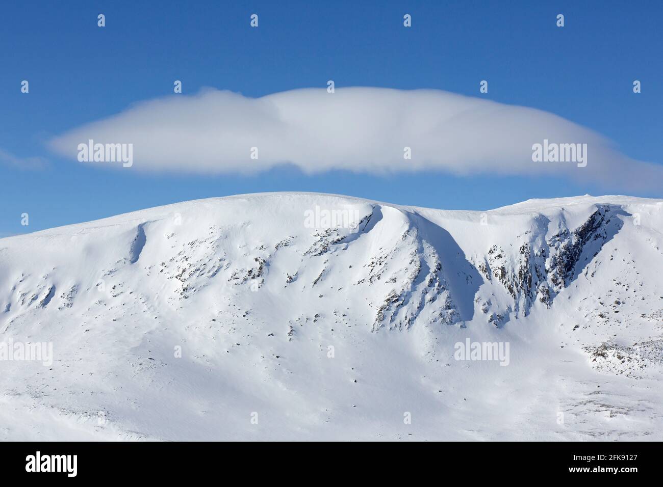 Paysage de montagne couvert de neige dans le parc national de Dovrefjell–Sunndalsfjella en hiver, en Norvège Banque D'Images