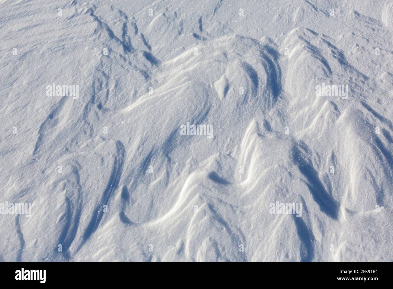 Encroûtements de neige provoqués par le vent sur la plaine en hiver Banque D'Images