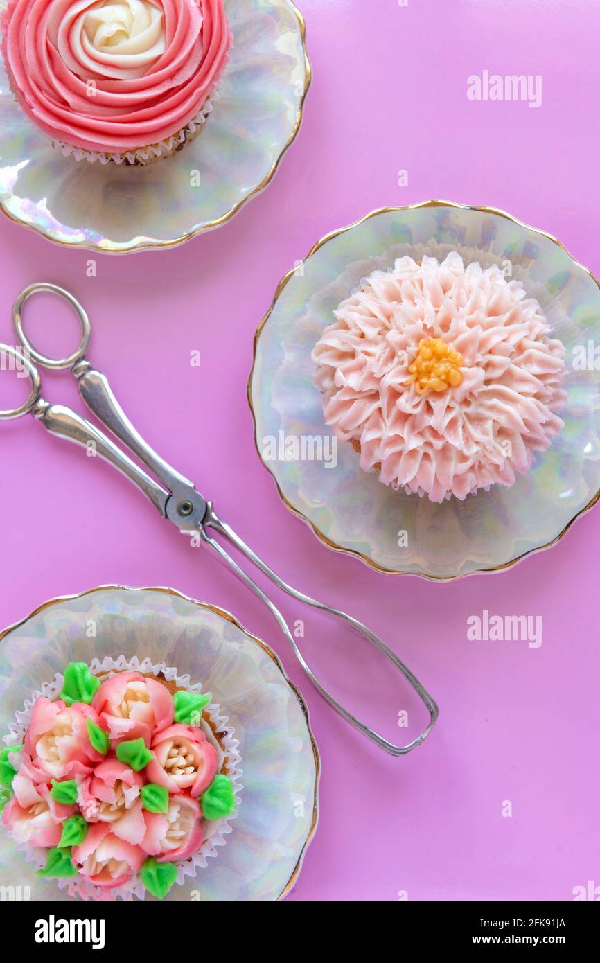 Gateaux De Tasse Colores Decores De Glacage Sur Fond Rose Parfaits Pour Une Cuisine Un Poster Pedagogique Ou Un Decor Photo Stock Alamy