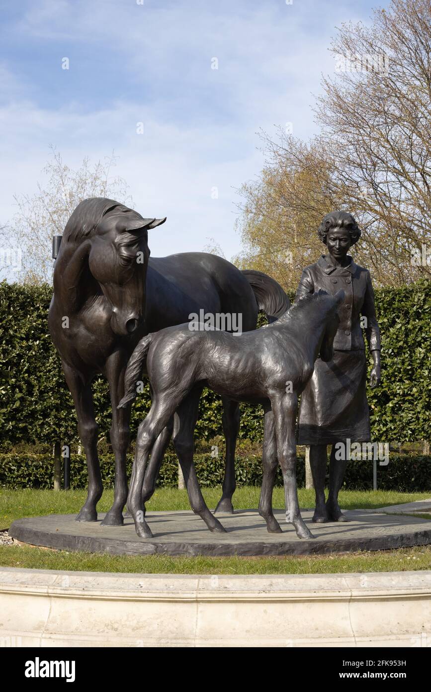 Statue du Queens; statue de la reine Elizabeth II avec des chevaux pour célébrer son 90e anniversaire; par Etienne Millner et Charlie Langton, Newmarket Suffolk UK Banque D'Images