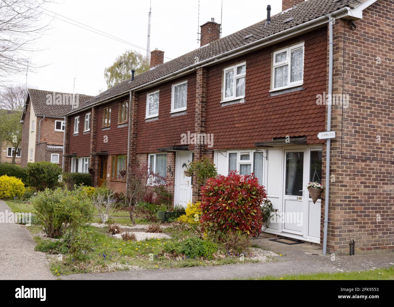 Logement en terrasse au Royaume-Uni; UNE rangée de maisons en terrasse des années 1970, Newmarket Suffolk au Royaume-Uni Banque D'Images