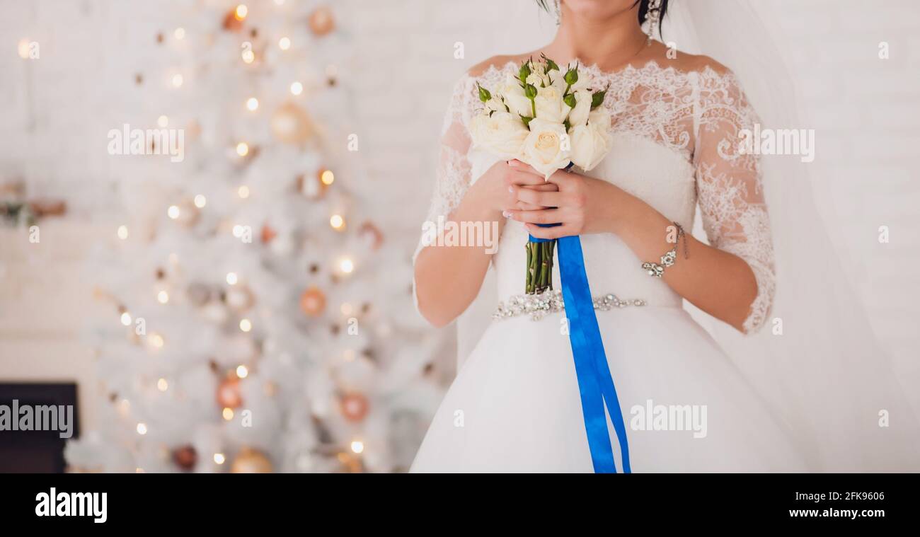 Mariage. Belle mariée à l'intérieur avec bouquet de fleurs. Espace de copie Banque D'Images