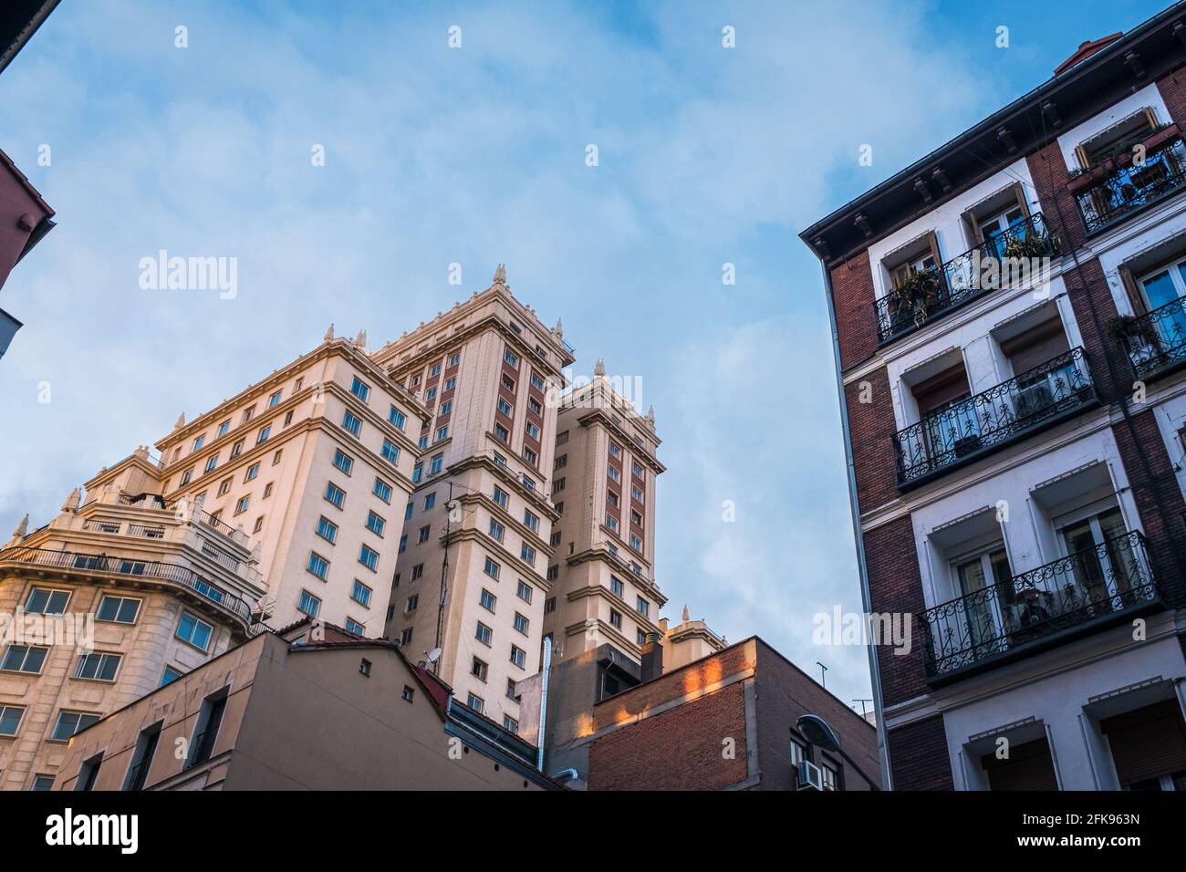 Vue arrière de l'Edificio de España, un célèbre gratte-ciel art déco situé sur la Plaza de España, vu par une ruelle étroite dans la vieille ville. Banque D'Images