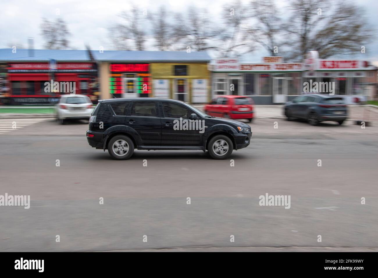 Ukraine, Kiev - 20 avril 2021: Voiture noire Toyota Land Cruiser Prado se déplaçant dans la rue. Éditorial Banque D'Images