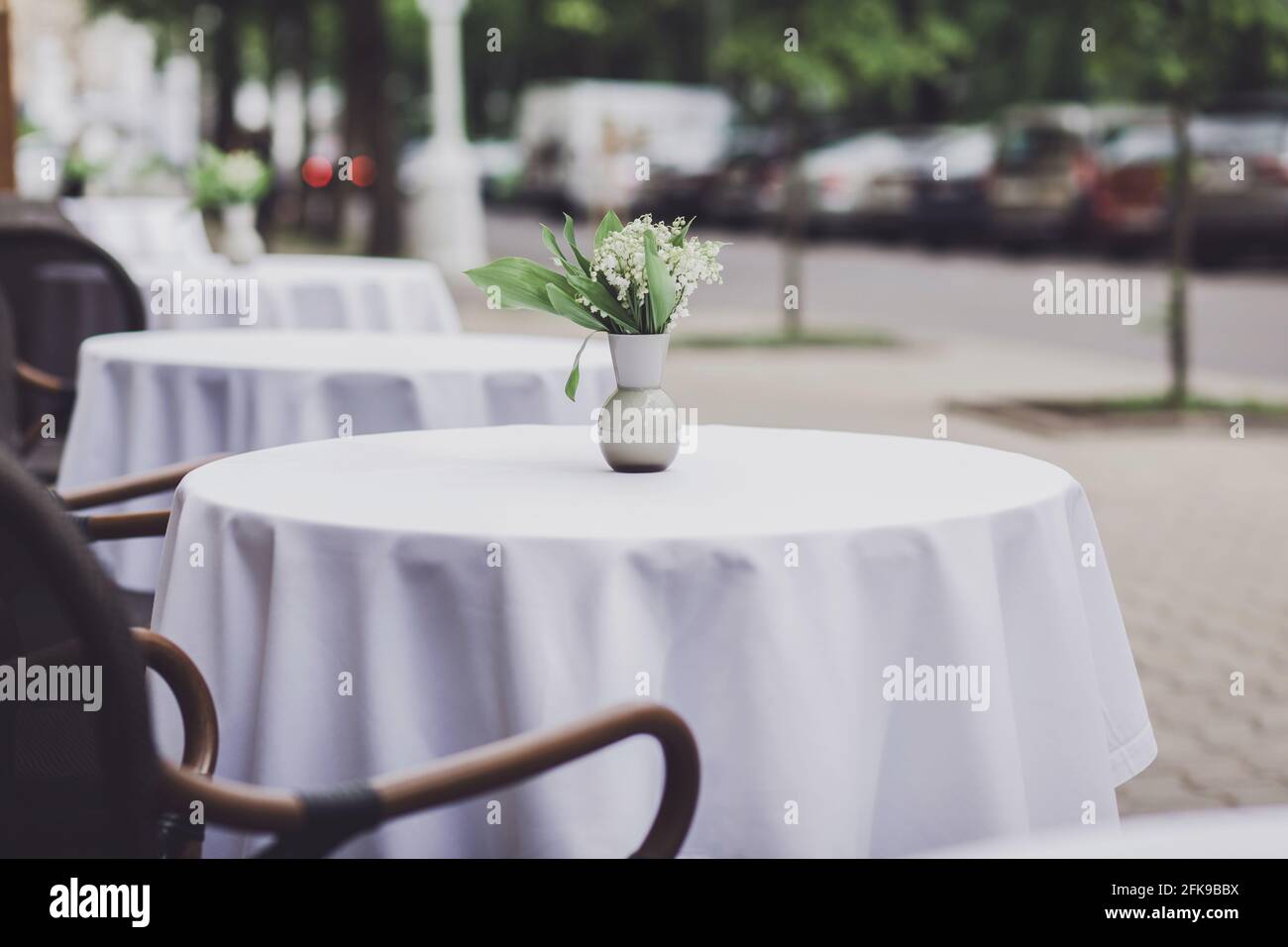 Charmant café français traditionnel avec tables sur terrasse Banque D'Images