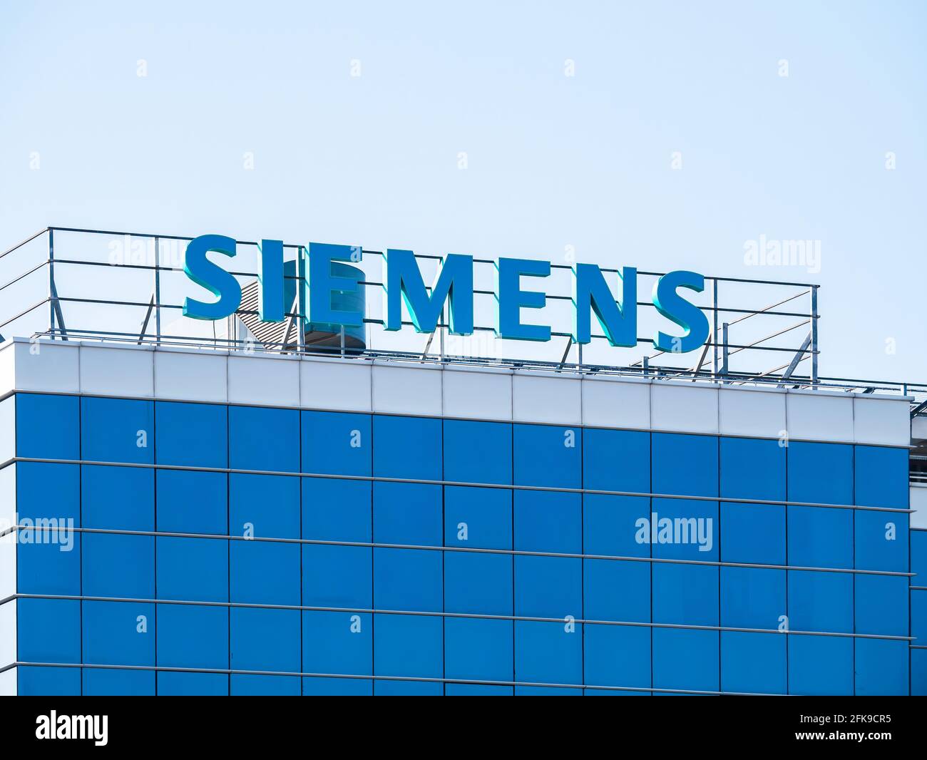 Bucarest, Roumanie - 03.13.2021 : logo Siemens sur un immeuble de bureaux dans la ville de Bucarest. Banque D'Images