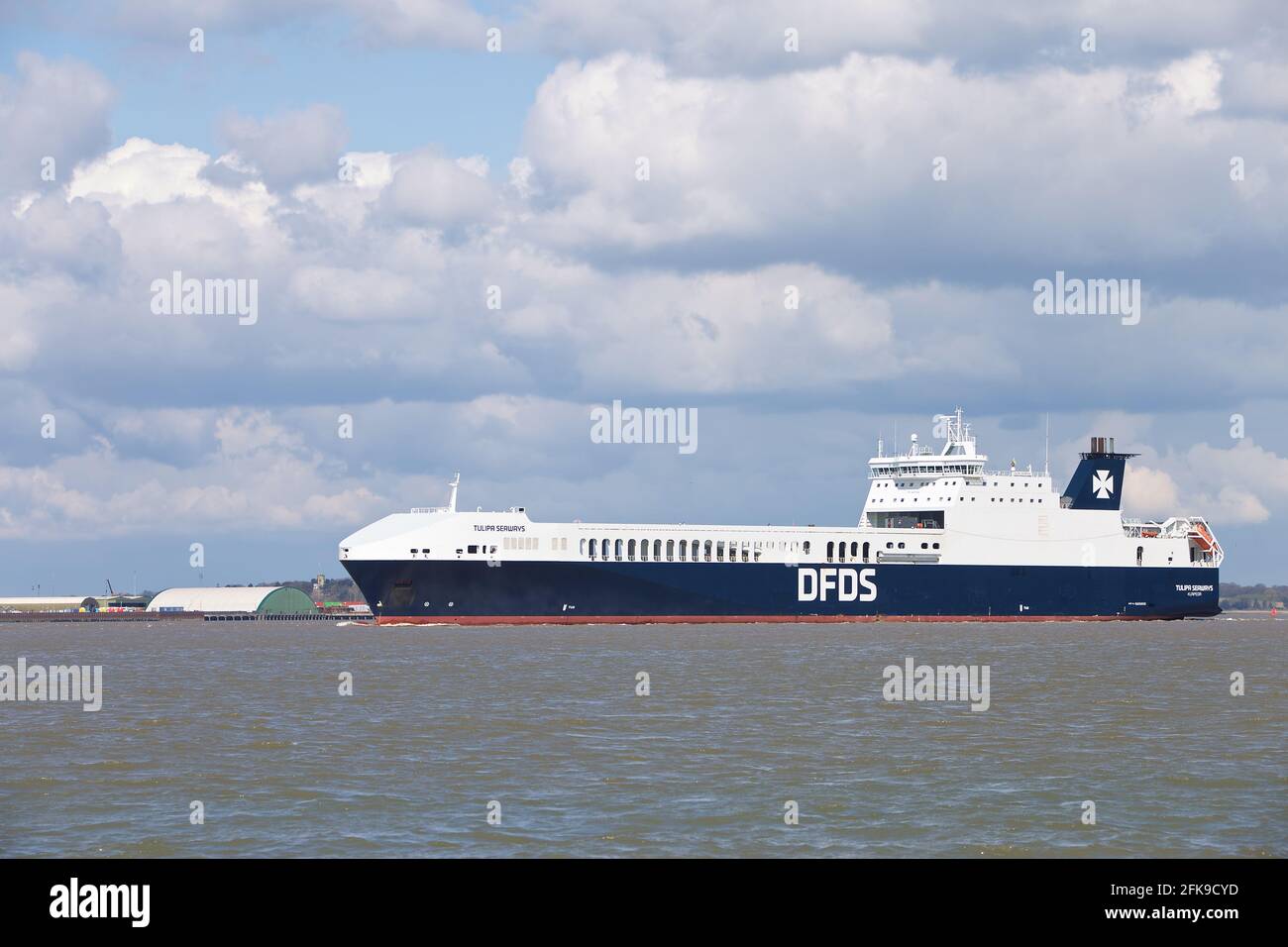 RO-RO (Roll On - Roll Off) cargo DFDS Tulipa Seaways quittant le port de Felixstowe, Suffolk, Royaume-Uni. Banque D'Images