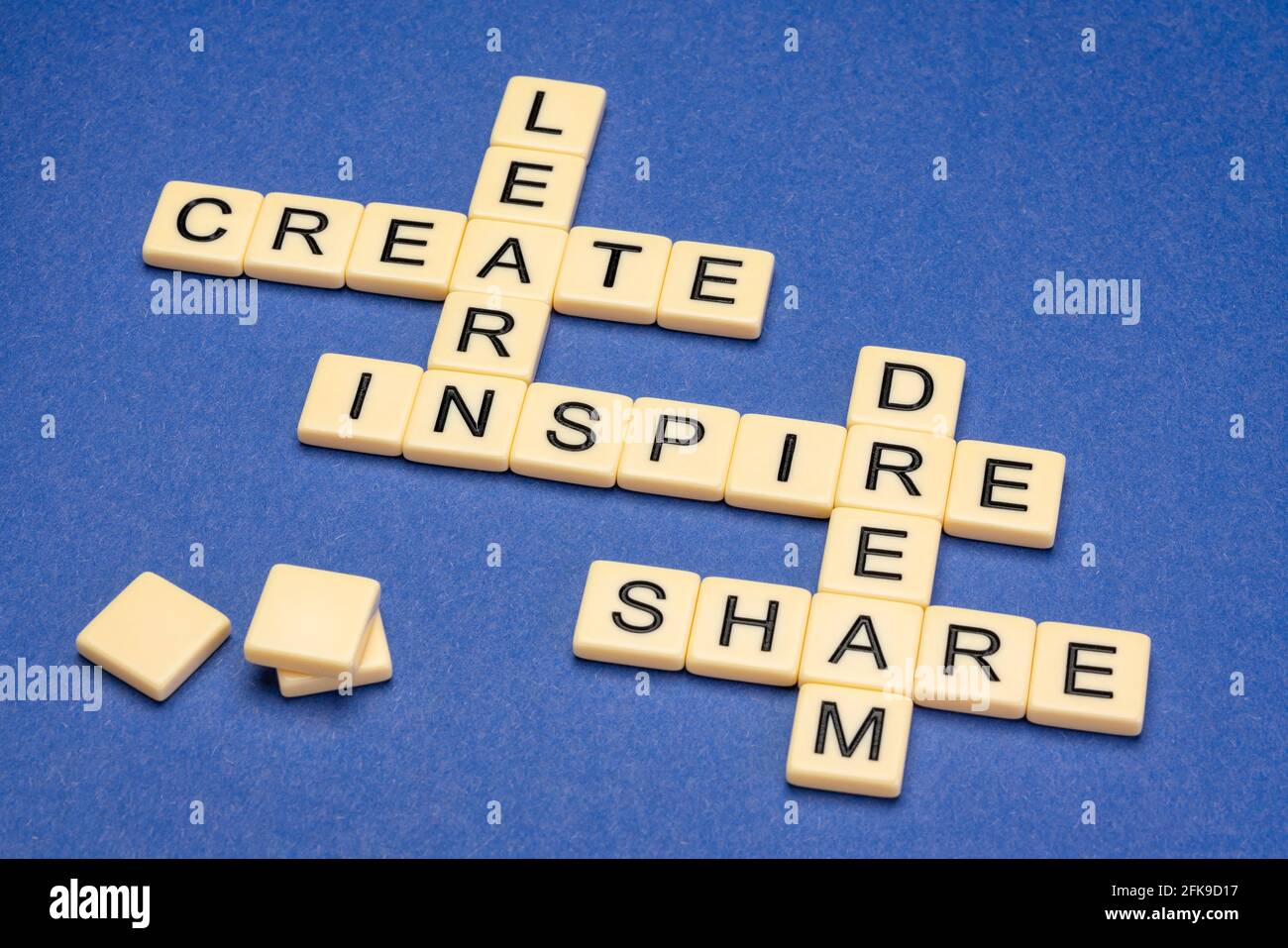 rêvez, apprenez, créez, partagez et inspirez des mots croisés en lettres ivoire contre le papier texturé, l'apprentissage, la créativité, le réseautage et le concept de travail d'équipe Banque D'Images