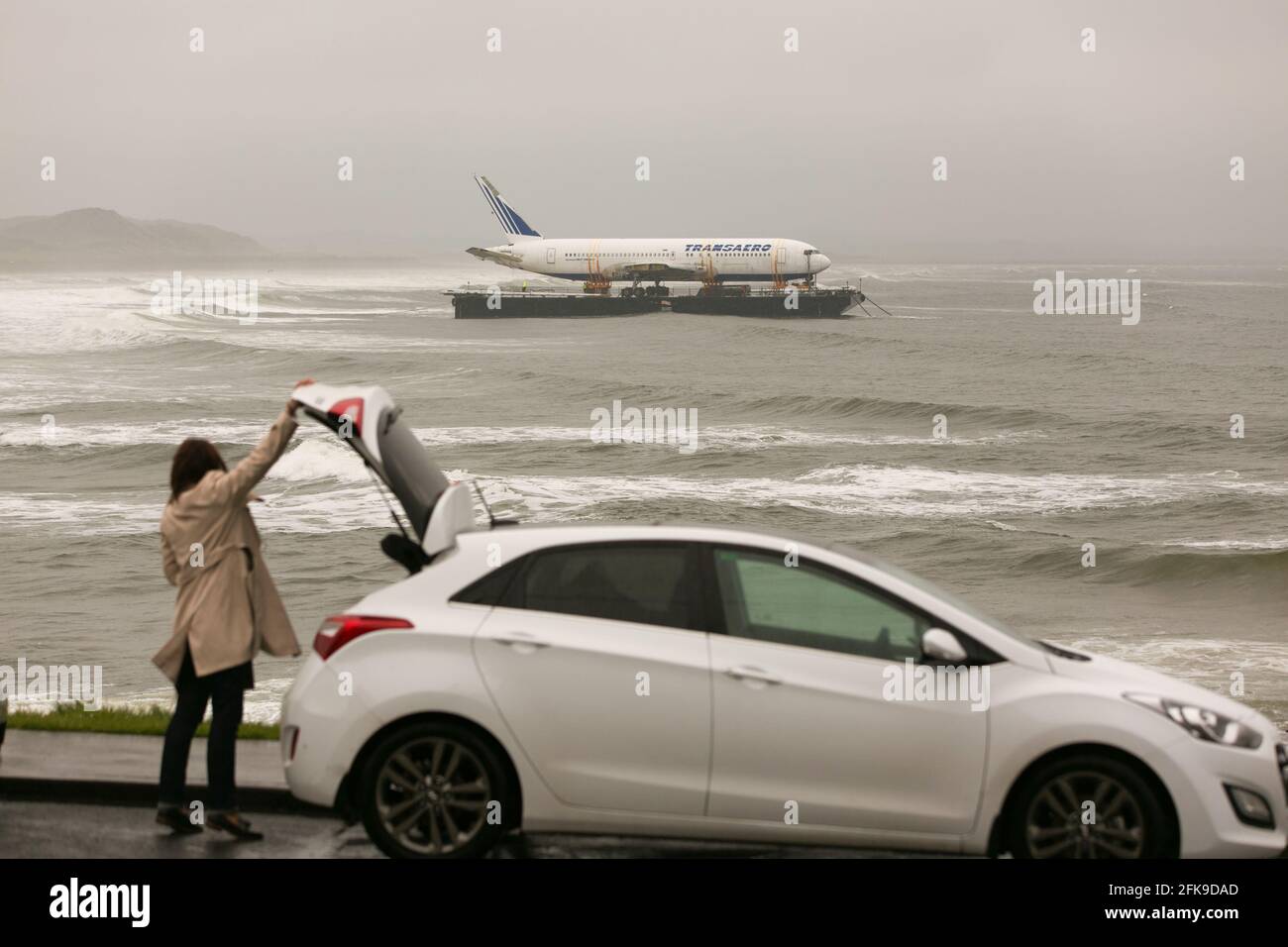 7.5.16. Un Boeing 767 russe assis sur une barge à Killala Bay Enniscrone Co. Sligo, Irlande. Andy Newman Banque D'Images