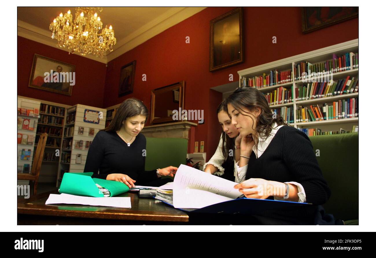 Westminster School élèves de la bibliothèque de leur école à Deans Yard, Westminster, London.pic David Sandison 21/3/2003 Banque D'Images