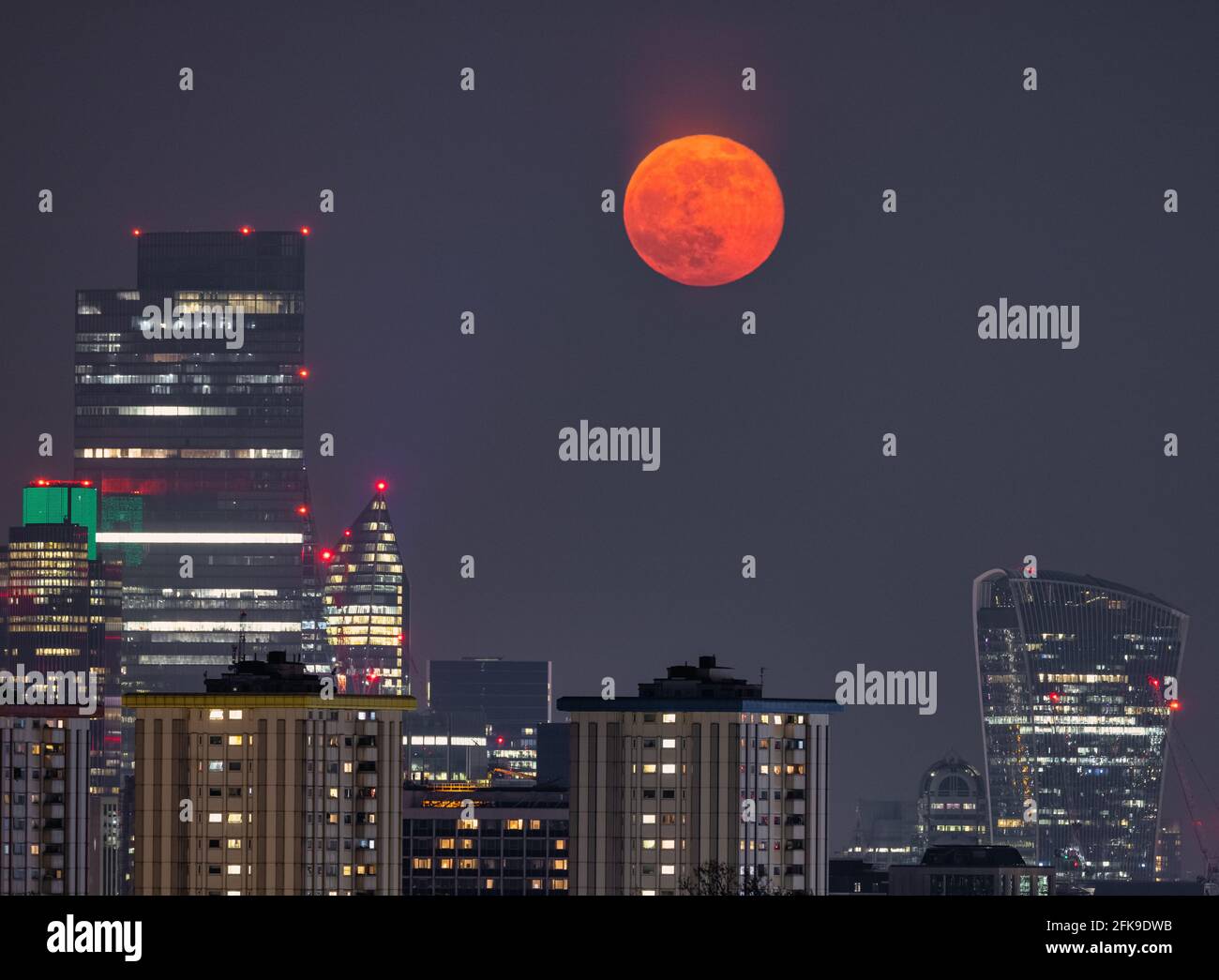 La Supermoon s'élève au-dessus du Square Mile, Londres Banque D'Images