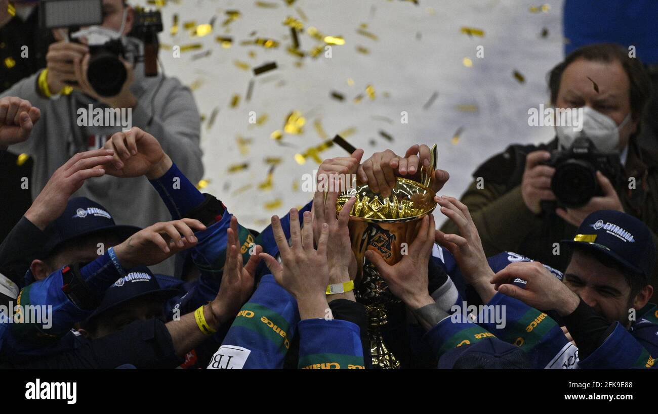 Kladno, République tchèque. 29 avril 2021. Le célèbre ancien joueur de la LNH, Jaromir Jagr tchèque, propriétaire et joueur de Rytiri Kladno (Chevaliers de Kladno) et All Team célèbrent après avoir remporté la 1ère Ligue de hockey de la République tchèque à Kladno, République tchèque, le 29 avril 2021. Rytiri Kladno Team (Chevaliers de Kladno) retourne à l'élite (ExtraLeague) après un an. Crédit : Michal Kamaryt/CTK photo/Alay Live News Banque D'Images