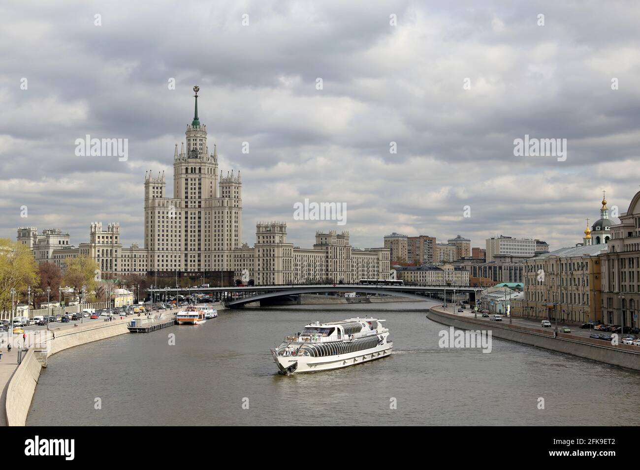 Vue sur la rivière de Moscou et le bateau touristique sur fond ciel nuageux. Panorama pittoresque de la ville, sites touristiques russes Banque D'Images