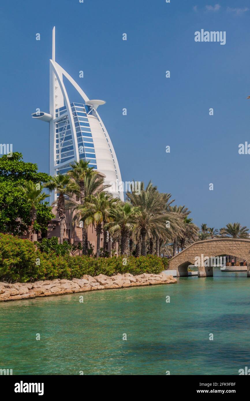 Burj Al Arab Tower of the Arabs vu de Madinat Jumeirah à Dubaï, Émirats arabes Unis Banque D'Images