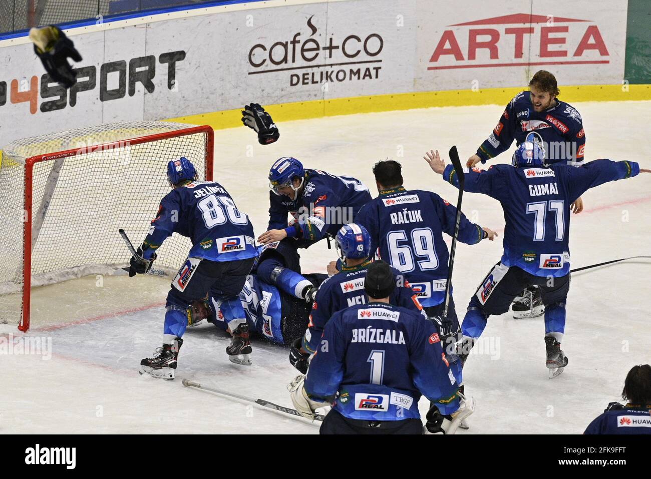 Kladno, République tchèque. 29 avril 2021. Le célèbre ancien joueur de la LNH, Jaromir Jagr tchèque, propriétaire et joueur de Rytiri Kladno (Chevaliers de Kladno) et All Team célèbrent après avoir remporté la 1ère Ligue de hockey de la République tchèque à Kladno, République tchèque, le 29 avril 2021. Rytiri Kladno Team (Chevaliers de Kladno) retourne à l'élite (ExtraLeague) après un an. Crédit : Michal Kamaryt/CTK photo/Alay Live News Banque D'Images