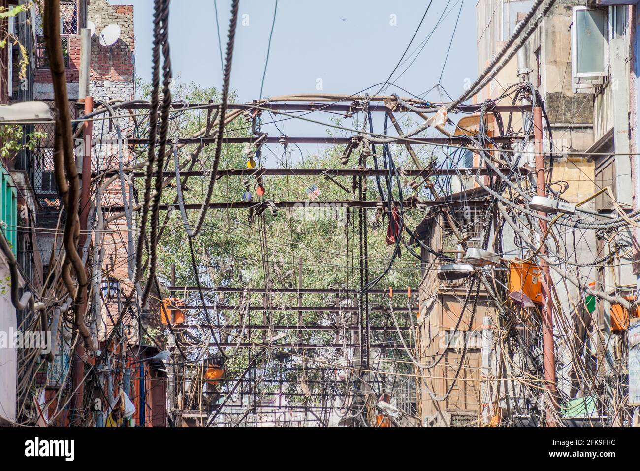 Désordre chaotique de câbles électriques dans le centre de Delhi, Inde Banque D'Images