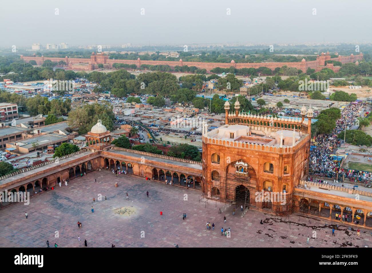 DELHI, INDE - 22 OCTOBRE 2016 : cour de la mosquée Jama Masjid dans le centre de Delhi, Inde. Fort rouge en arrière-plan. Banque D'Images