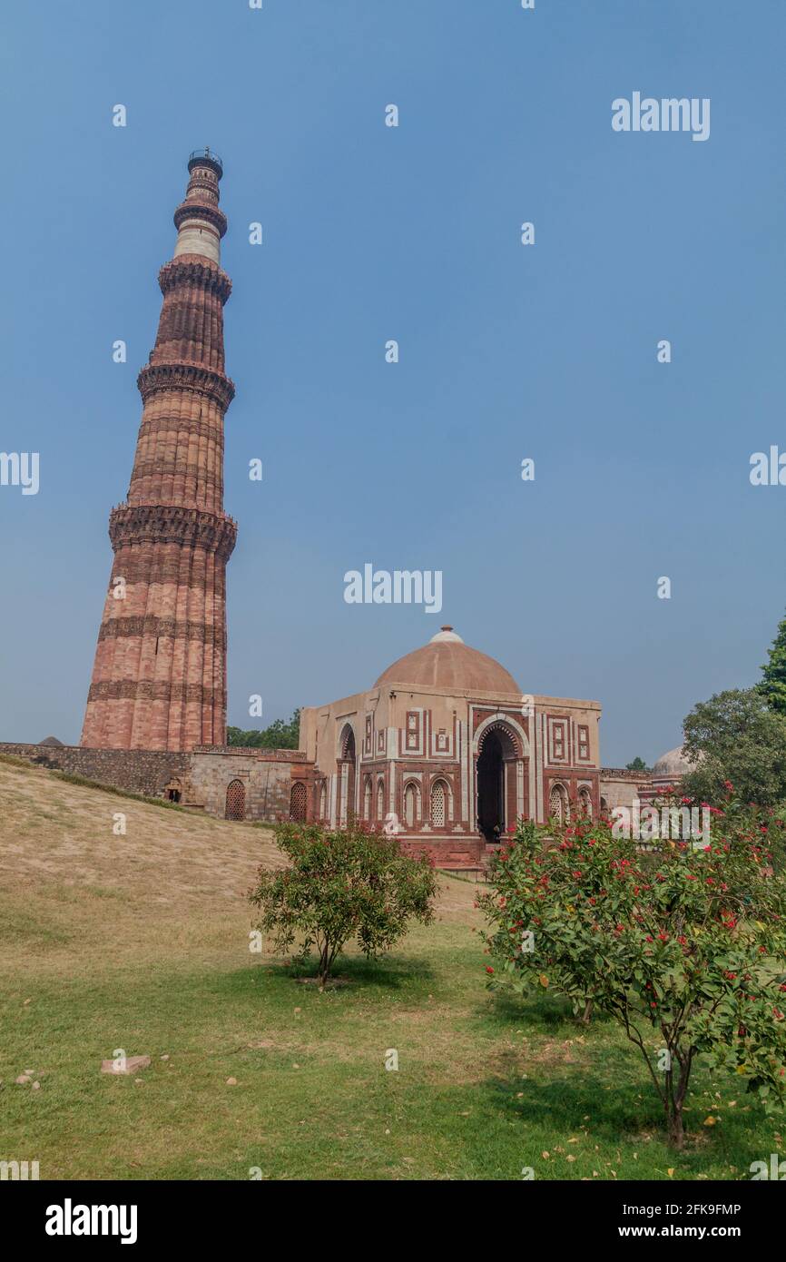 Qutub Minar minaret et Alai Darwaza Alai Gate , à Delhi, Inde. Banque D'Images