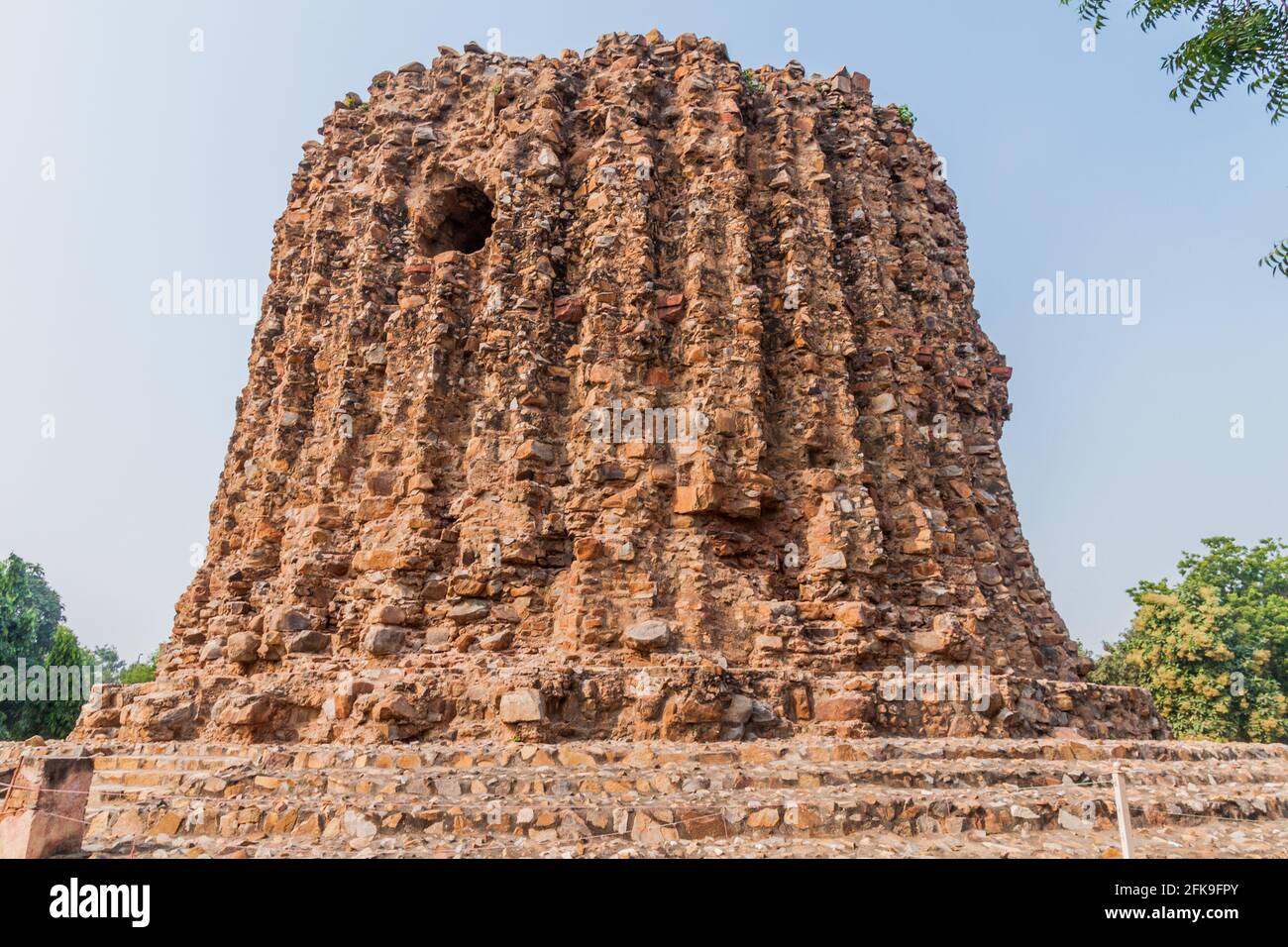 Minaret d'Alai Minar inachevé dans le complexe de Qutub à Delhi, Inde. Banque D'Images