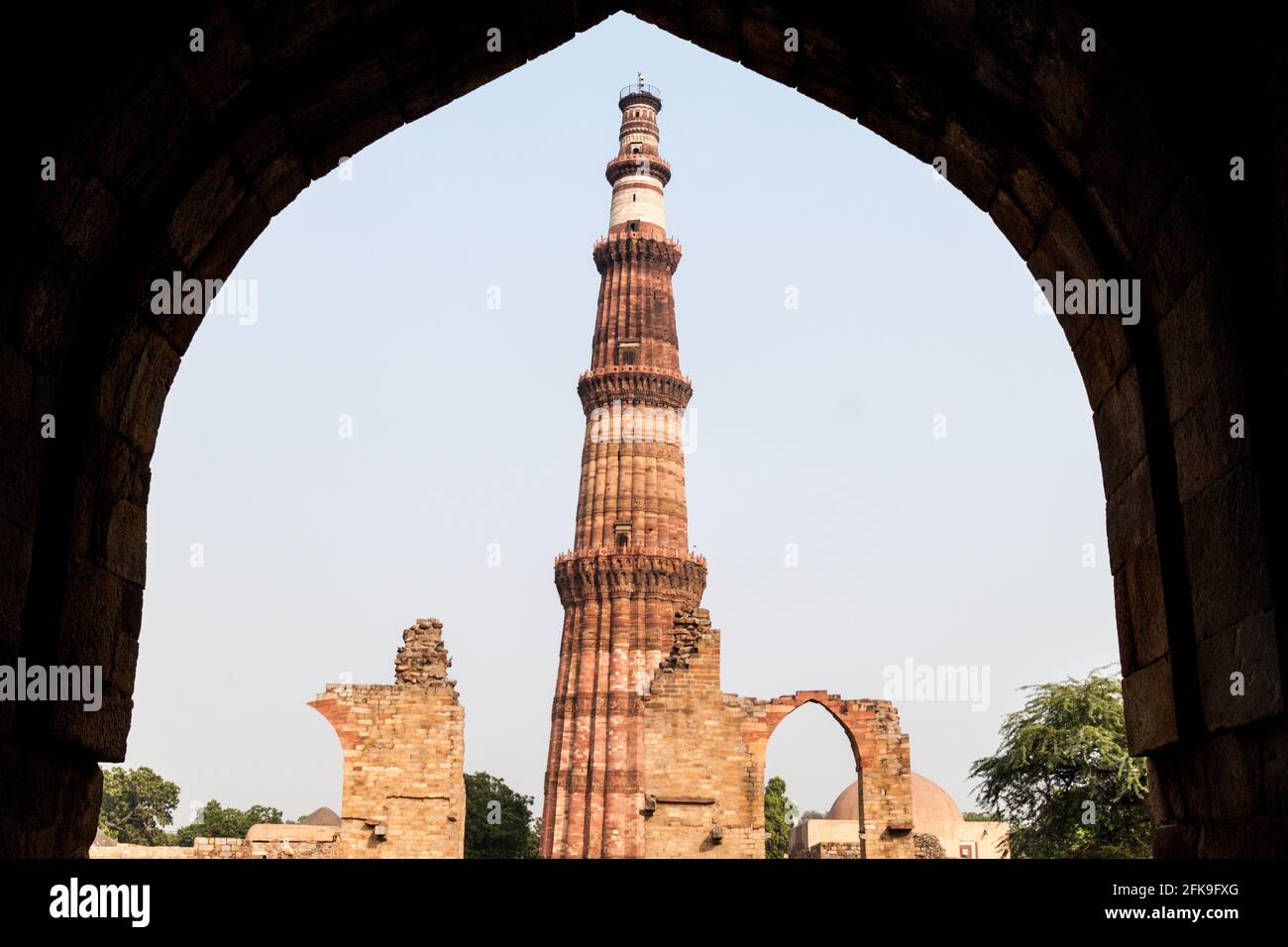 Vue sur le minaret de Qutub Minar à travers une porte. Delhi, Inde. Banque D'Images