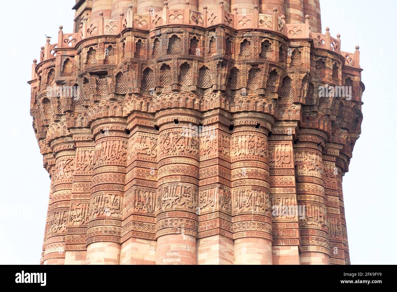 Détail du minaret Qutub Minar à Delhi, Inde. Banque D'Images