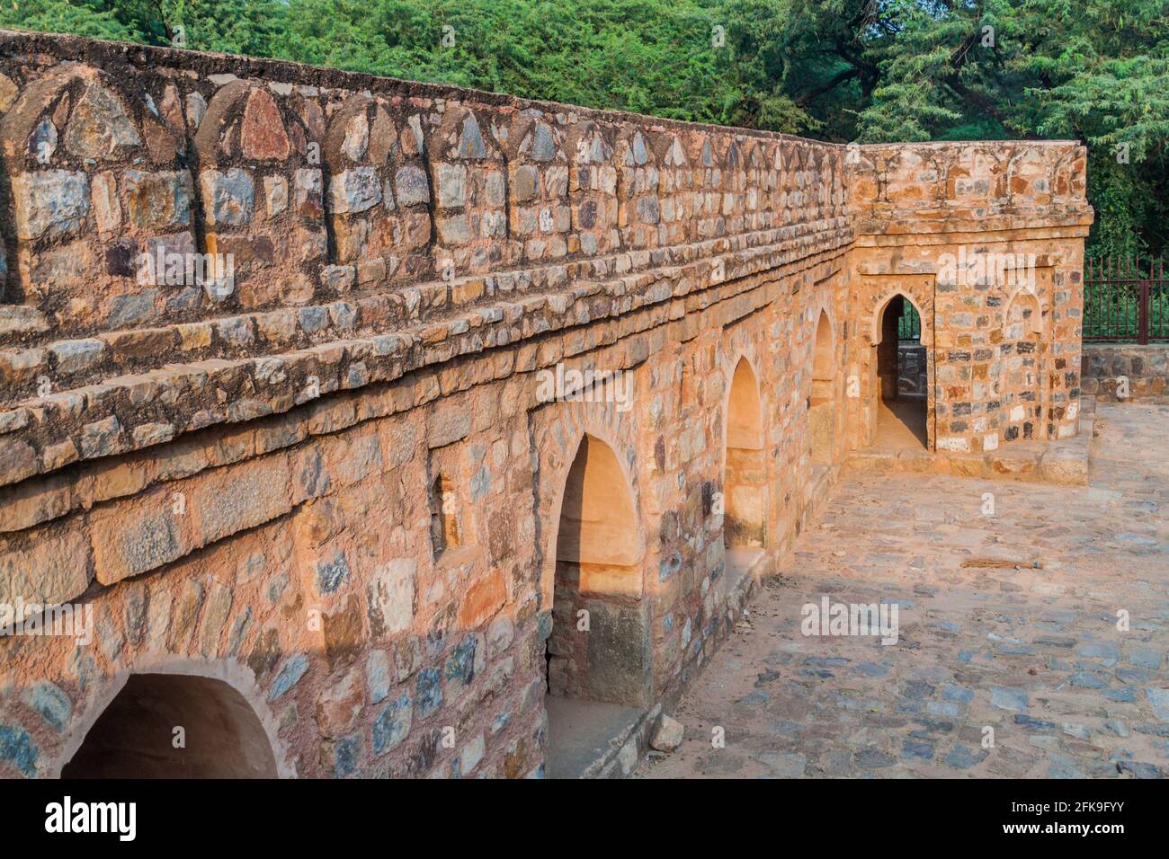 Le mur extérieur de Rajon Ki Baoli se trouve dans le parc archéologique de Mehrauli à Delhi, en Inde Banque D'Images