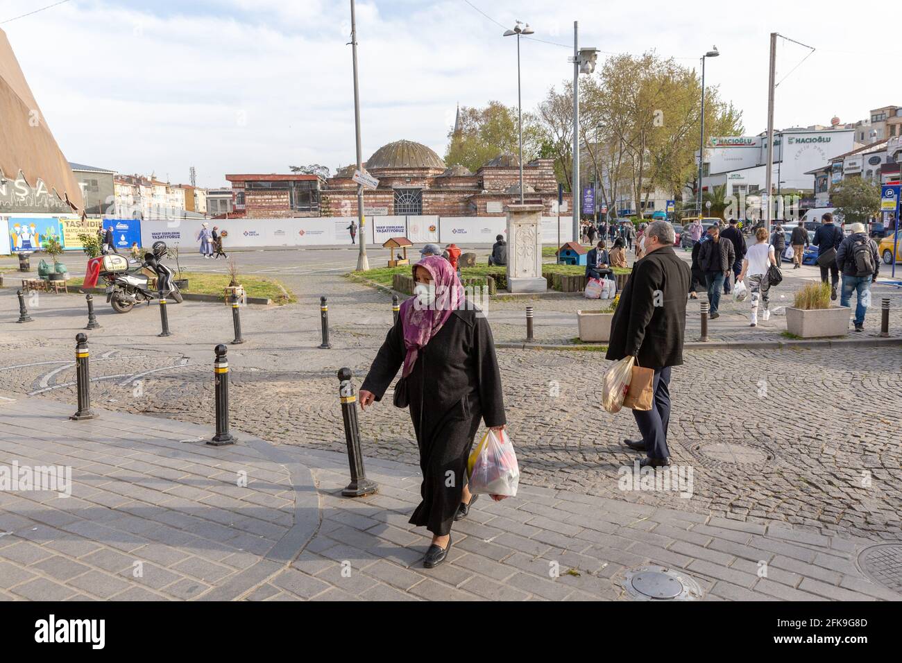 Les gens magasinent sur le marché des légumes et de la pêche d'Uskudar juste avant le couvre-feu national de 17 jours à Uskudar, Istanbul, Turquie, le 29 avril 2021. Banque D'Images