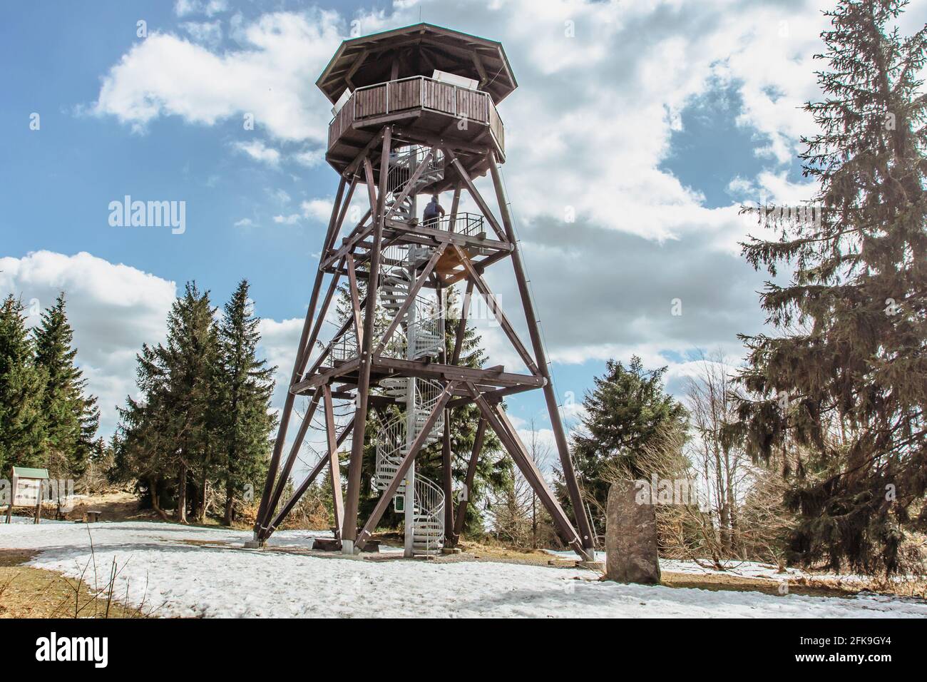 Tour d'observation en bois appelée Anna sur le pic Anensky dans les montagnes Orlicke, République Tchèque.escalier en spirale de la tour d'observation, construction avec métal Banque D'Images