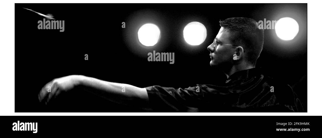 Championnat du monde des fléchettes Embassy..... James Wade (Gladiateur) sort son dart. De nombreux fans s'habillent pour soutenir leurs joueurs préférés. La compétition a lieu au Lakeside Country club, Frimley Green, Surrey.pic David Sandison 6/1/2003 Banque D'Images
