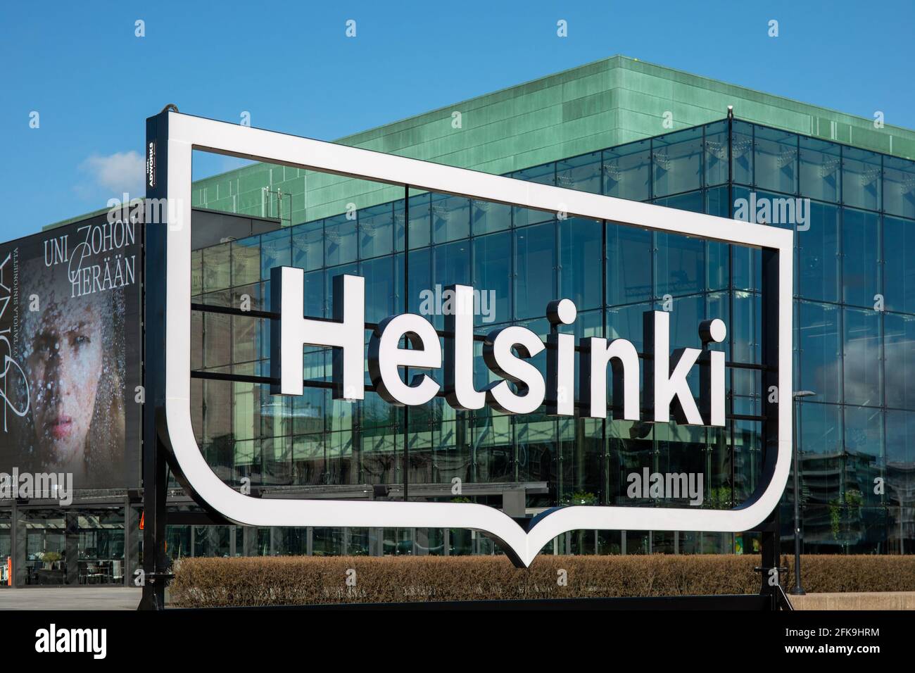 Logo Helsinki avec Musiikitalo en arrière-plan à Helsinki, en Finlande Banque D'Images
