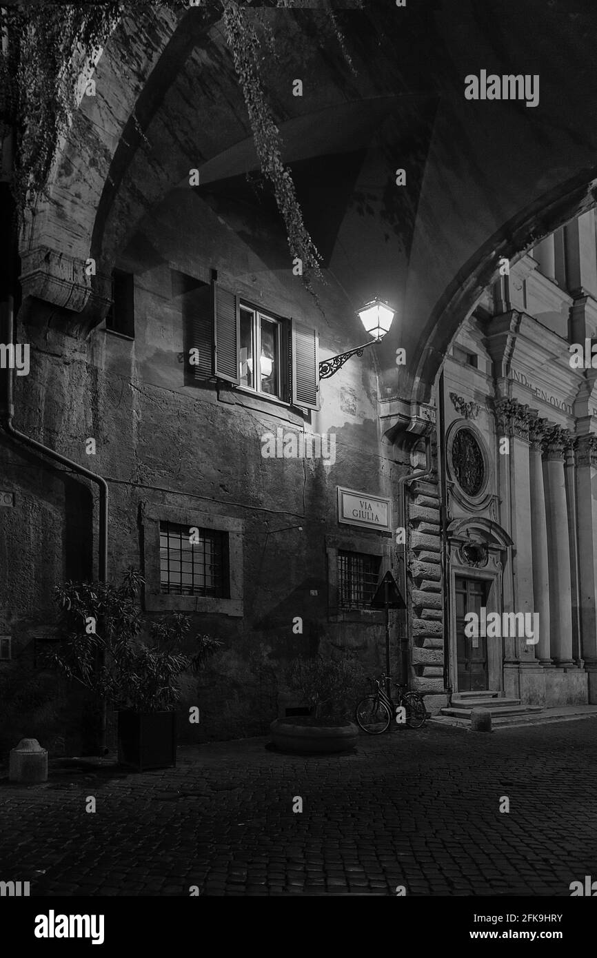 Maison d'image de nuit noire et blanche ou habitation sous une arche éclairée par une lampe Banque D'Images