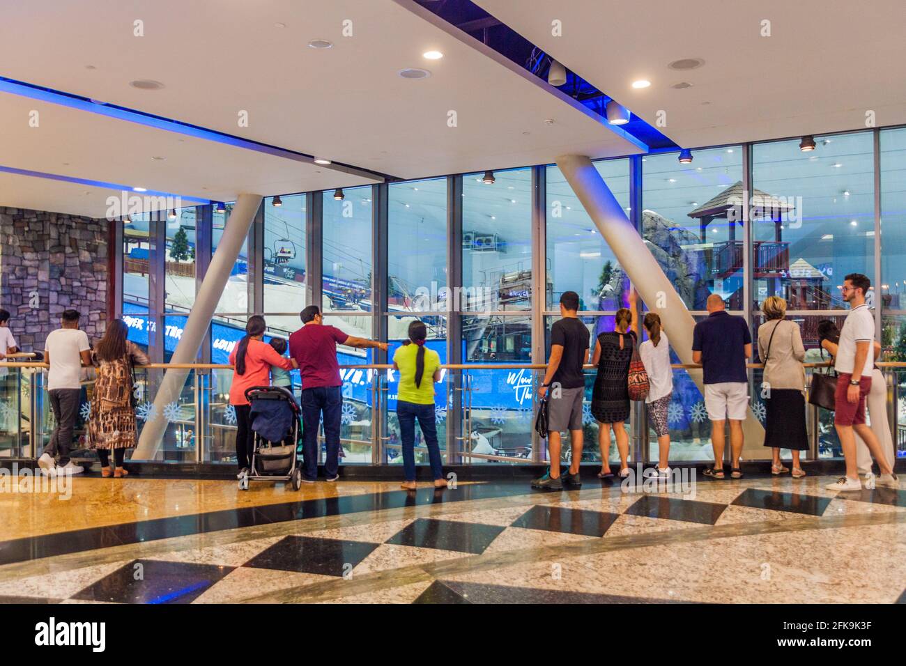 DUBAÏ, Émirats Arabes Unis - 21 OCTOBRE 2016 : les gens regardent ski Dubai, station de ski intérieure dans le centre commercial Mall of Emirates à Dubaï, Émirats Arabes Unis Banque D'Images