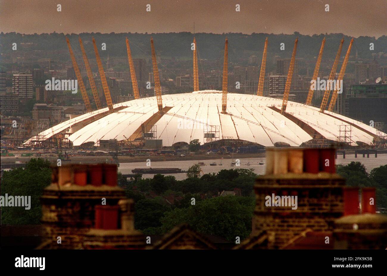 Le Millennium Dome est sur le point d'être terminé, vu en haut du site le 1998 juin De Shooters Hill dans le sud de Londres Banque D'Images
