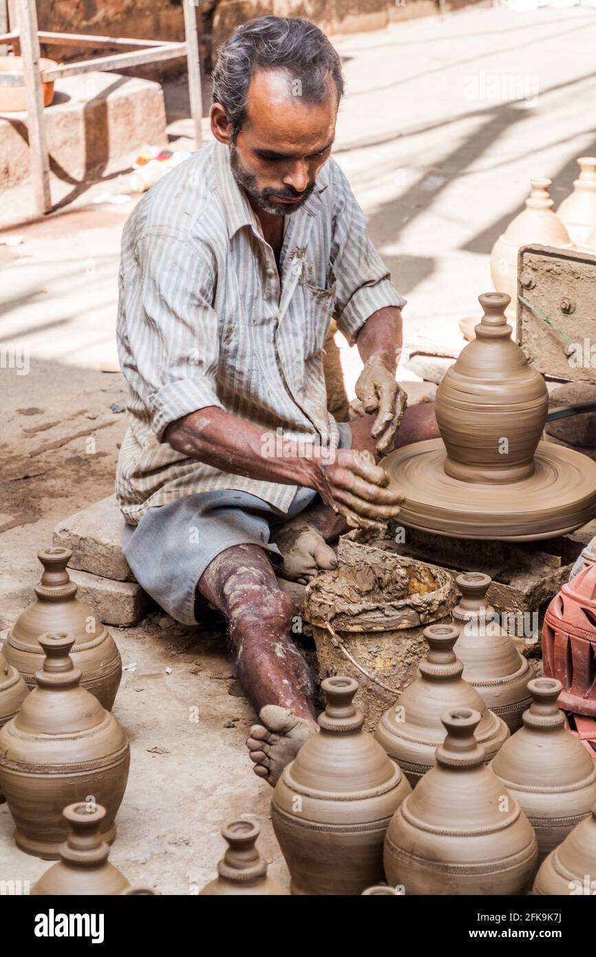 DELHI, INDE - 22 OCTOBRE 2016 : Potetr travaille dans une rue du centre de Delhi, Inde. Banque D'Images