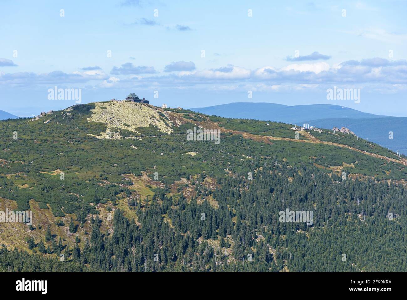 Vue panoramique sur le bâtiment d'abri sur Szrenica à Giant montagnes Banque D'Images