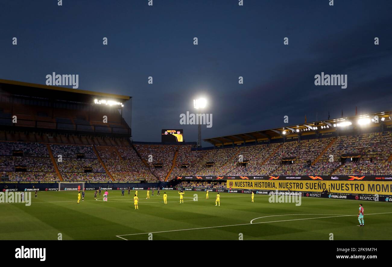Vue générale si les joueurs sur le terrain en se préparant à démarrer pour la deuxième moitié en face d'un stade vide s'attendent à des découpes de carton des fans dans les sièges dans les stands pendant le match de l'UEFA Europa League semi finale première jambe à l'Estadio de la Ceramica à Villarreal, Espagne. Date de la photo : jeudi 29 avril 2021. Banque D'Images