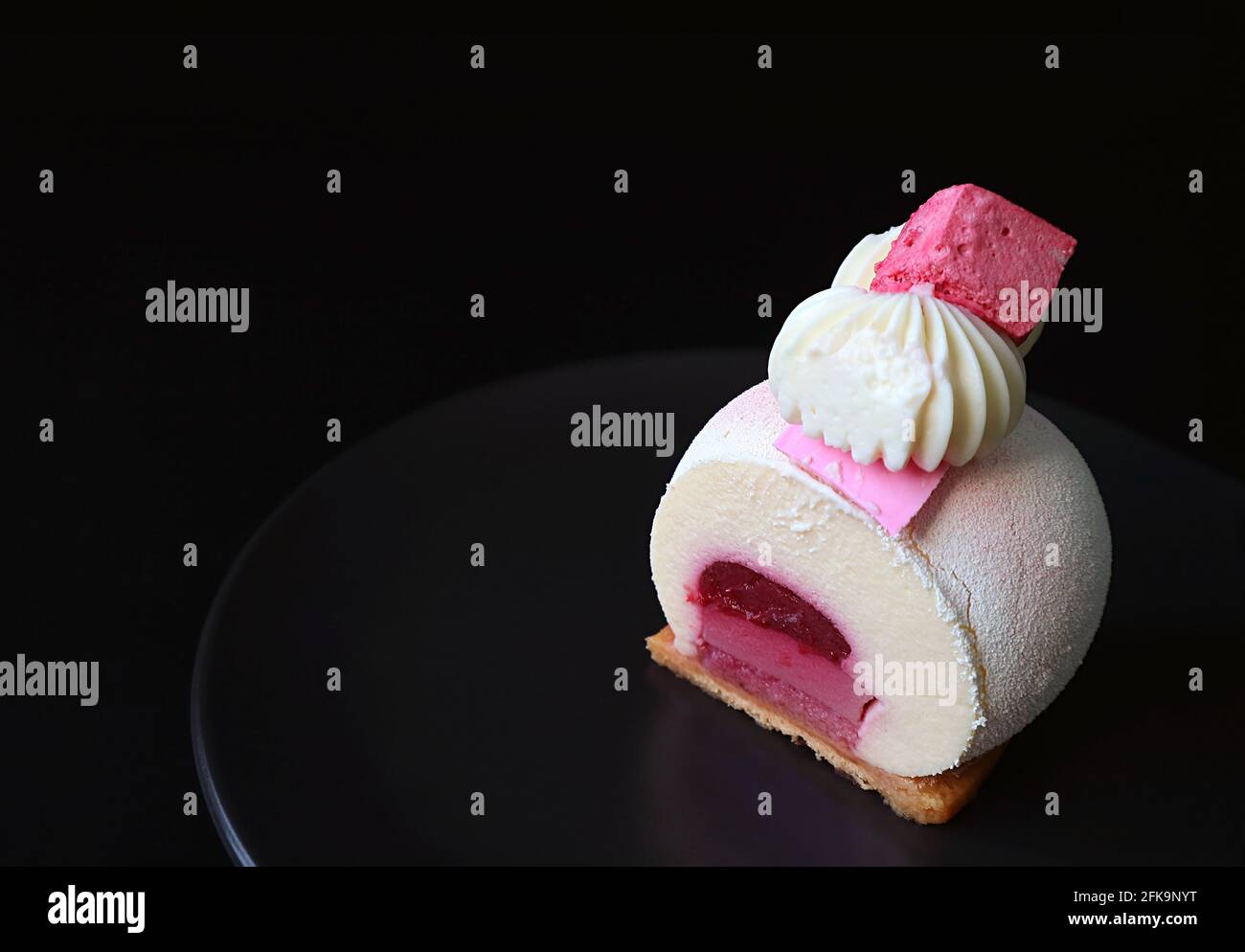 Assiette De Tranche De Gateau A La Mousse De Vanille Aux Fraises Avec Copie Espace Sur Fond Noir Photo Stock Alamy