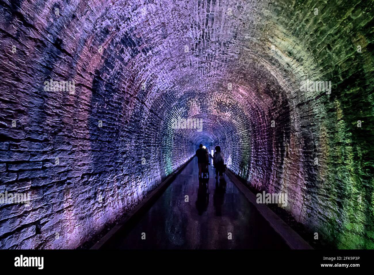 Un vieux tunnel ferroviaire revitalisé par un son et une lumière installation Banque D'Images