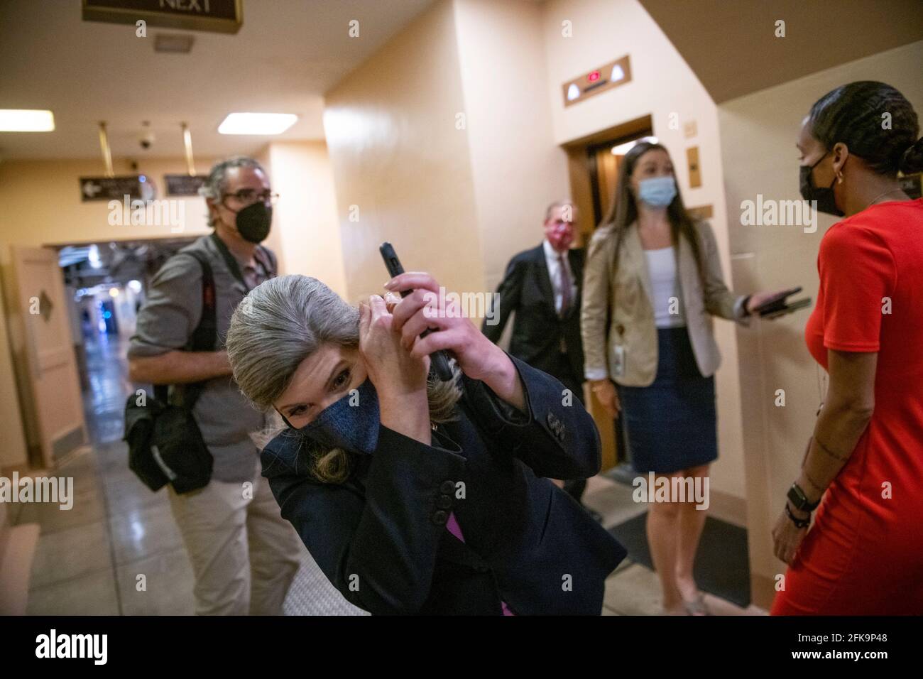 Le sénateur américain Joni Ernst (républicain de l'Iowa) réagit de manière ludique lorsqu'elle est passée au sous-sol du Capitole par la représentante des États-Unis Karen Bass (démocrate de Californie), le sénateur américain Tim Scott (républicain de la Caroline du Sud) et le sénateur américain Cory Booker (Démocrate du New Jersey), à Washington, DC, jeudi, avril, 29, 2021. Un groupe bipartisan de représentants et de sénateurs s'est réuni aujourd'hui pour discuter de la réforme de la police, alors que le président Joe Biden a exhorté le Congrès à adopter un projet de loi sur la réforme de la police d'ici le mois prochain. Crédit: Rod Lamkey/CNP/Sipa USA Banque D'Images