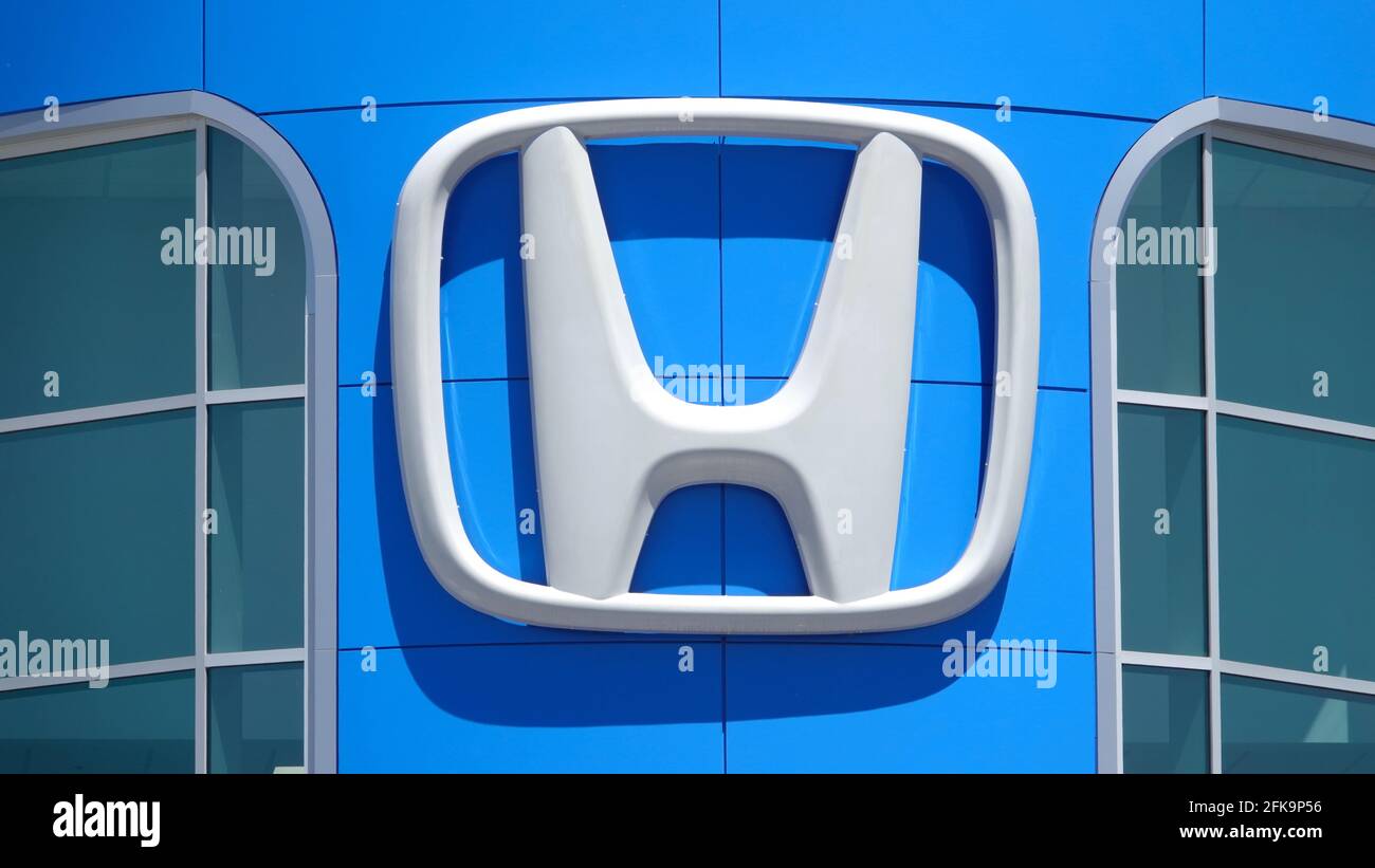Vista, CA USA - 29 avril 2021 : gros plan du logo Honda sur un bâtiment de la concession Banque D'Images Vista, CA USA - 29 avril 2021 : gros plan du logo Honda sur un bâtiment de la concession Banque D'Images