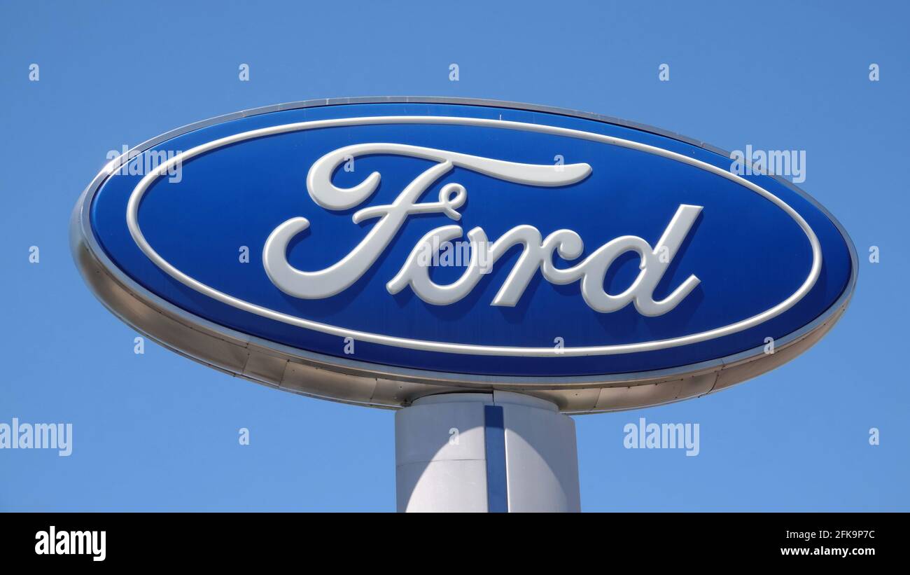 Vista, CA USA - 29 avril 2021 : gros plan du logo Ford contre le ciel bleu Banque D'Images