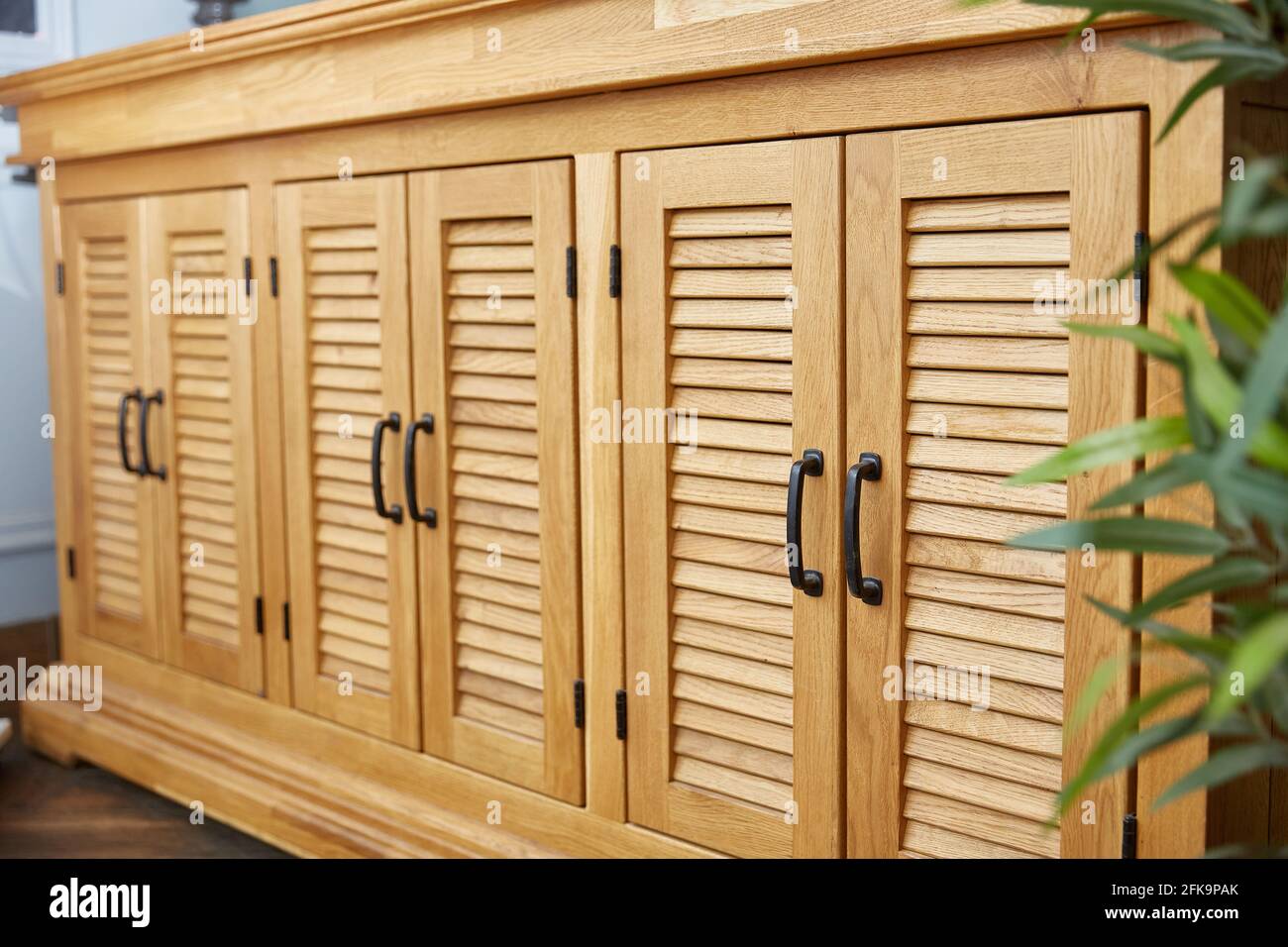 Grande commode en bois de tiroirs en bois d'acacia. Gros plan. Portes avec stores. Banque D'Images