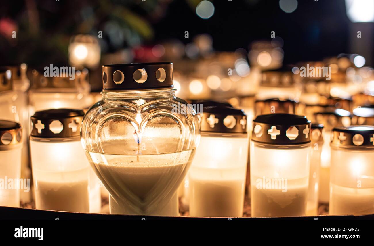 Des bougies de tombe sur un cimetière sur tous les saints surent Photo  Stock - Alamy