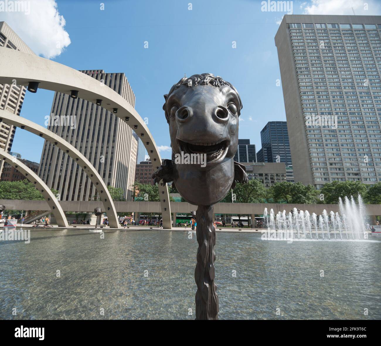 Ai Weiwei - Toronto, Ontario, Canada - installation du cercle des animaux/têtes zodiac dans l'étang réfléchissant de Nathan Philips Square - cheval Banque D'Images